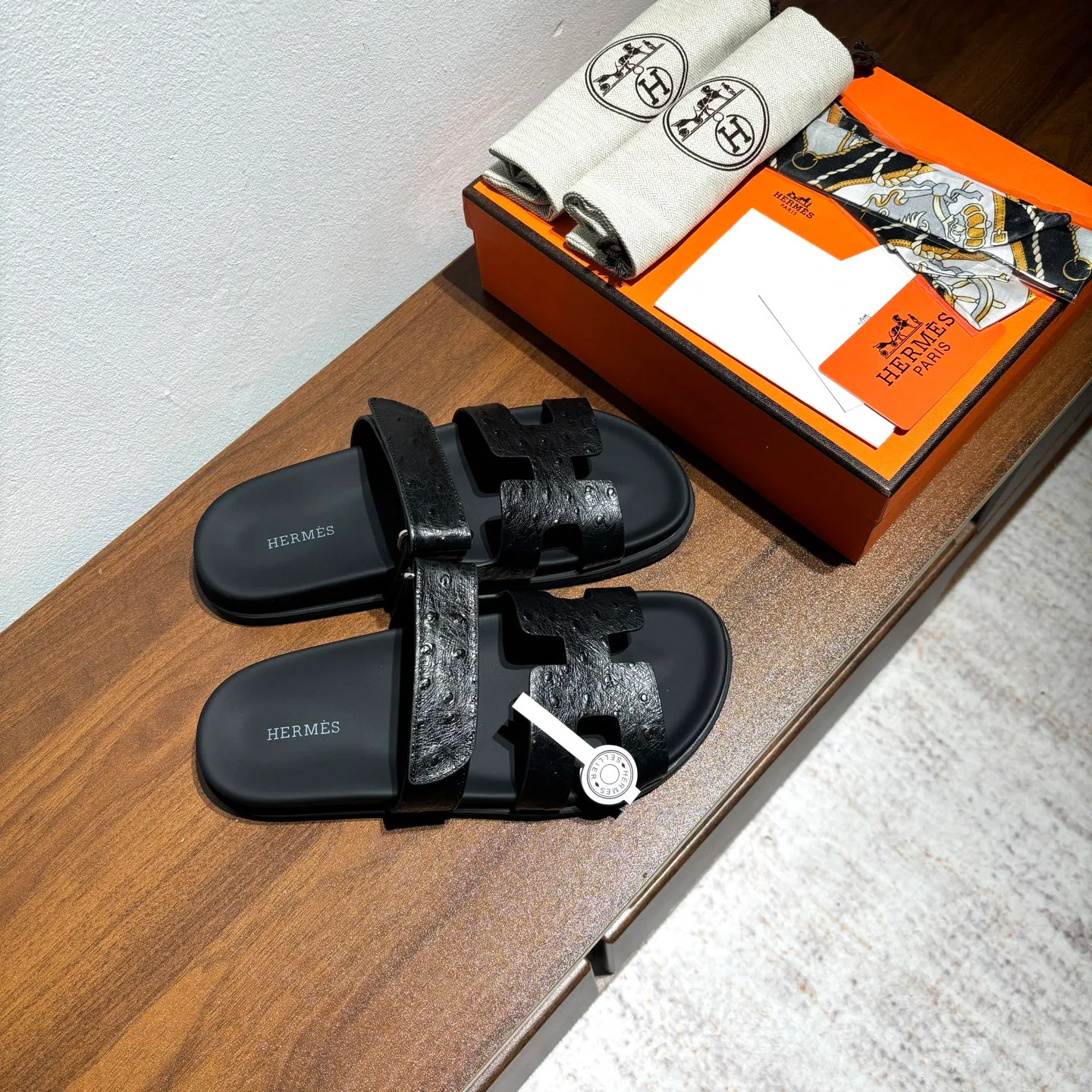 👟👟Ex-factory price 520👟👟 Men's size +10 Brand💗: HERMES Number💗: H8018-210199 Color💗: Ostrich pattern new color system Size 💗: 35 to 40 38-45 Upper material: imported calfskin Outsole material: Tpu anti-slip and wear-resistant outsole 🆕🆕🆕HERMES 2025 latest color matching, original purchased and dismantled, imported custom fabrics. All colors have been adjusted N times, striving to be zero different from the original! The top version for women 💰 Erjie's shoes that have become extremely popular recently - chypre sandals, which are comfortable for all ages and are cute and cute. Paired with various colored socks, it’s so trendy